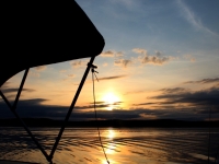 Pêche au coucher du soleil sur le lac Nasigon