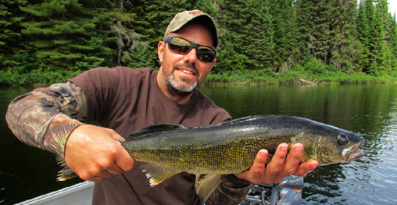 Pêche au doré sur le lac Lajoue dans les Laurentides