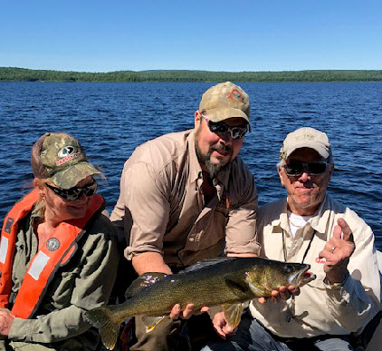 Pêche au doré avec guide Bobby à la pourvoirie du Fer à Cheval
