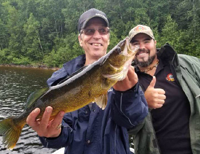 Sortie de pêche au doré en ponton sur le lac Nasigon au Fer à Cheval