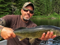 Pêche au doré sur le lac Lajoue dans les Laurentides