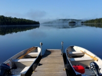 Brume sur le lac avec chaloupes au quai