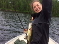 Amélie pêche le doré à la pourvoirie du Fer à Cheval