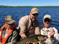 Pêche au doré avec guide Bobby à la pourvoirie du Fer à Cheval