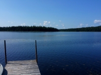 chaloupe accostée au quai sur le lac
